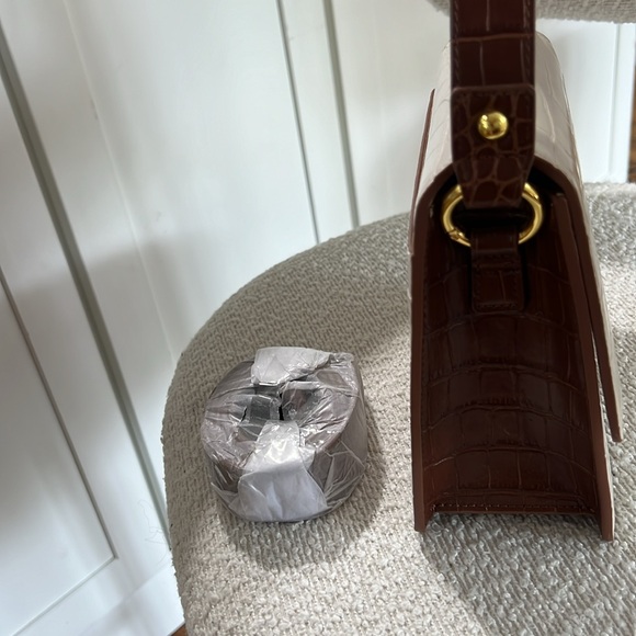 Brand new bag- used only once! Comes with shoulder strap. - Picture 2 of 4